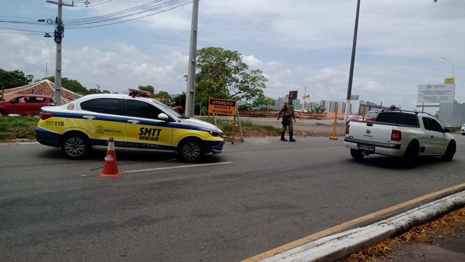 Após cabeceira da ponte sobre o Rio Poxim ceder, trânsito é bloqueado