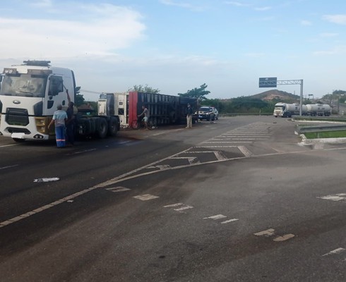 Caminhão que transportava limões tombou na BR-101 neste sábado (26)