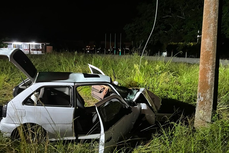 Duas pessoas ficam presas às ferragens após carro colidir em poste em Itabaiana
