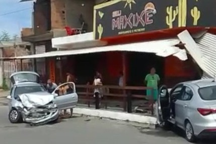 Carro atinge restaurante depois de colisão na zona sul de Aracaju; VÍDEO