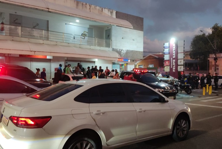Duas pessoas ficam feridas durante tentativa de assalto em loja de celular em Aracaju