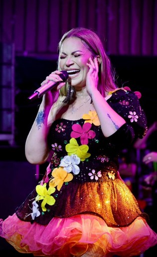 Solange Almeida usa vestido de estilista sergipana durante apresentação no Forró Caju