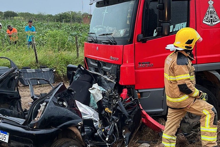 Motorista envolvido no acidente com duas vítimas fatais durante "test-drive" de veículo em Canindé de São Francisco comparece à delegacia