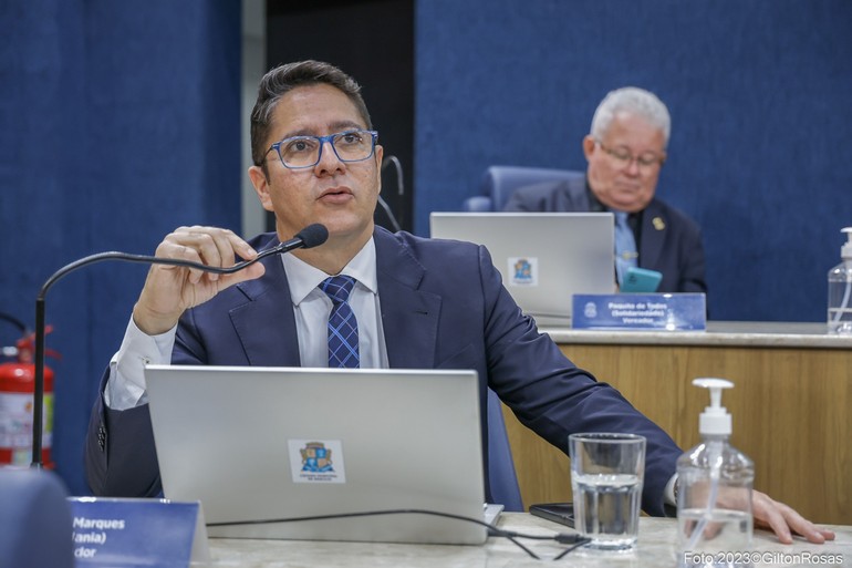 Ricardo Marques questiona viagens para o exterior e quer saber o que trará de bom para a Aracaju