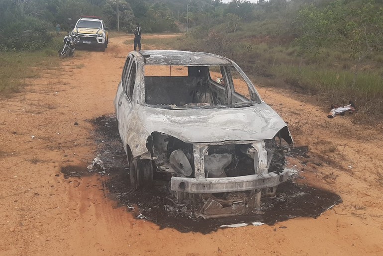 Mulher encontrada ao lado de carro incendiado foi morta a facadas em Sergipe; familiares suspeitam de ex-companheiro
