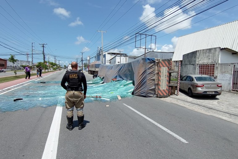 Caminhão carregado com vidros tomba após chão ceder em Aracaju