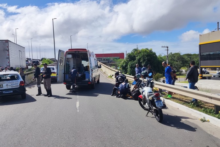 Duas pessoas ficam feridas após acidente envolvendo quatro veículos na Zona Sul de Aracaju