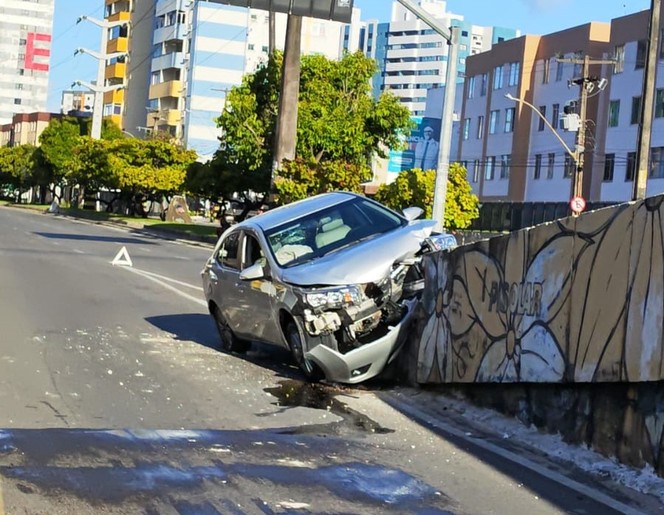 Veículo bate no muro do viaduto da avenida Gonçalo Rollemberg Leite em Aracaju