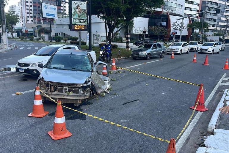 Acidente de carro deixa homem morto na Zona Sul de Aracaju