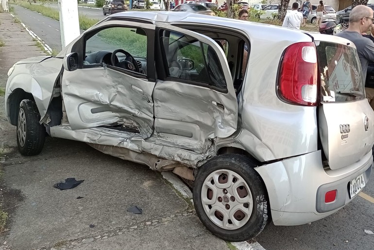 Colisão entre veículos no bairro Coroa do Meio deixa um morto e três feridos