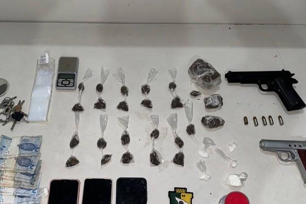Suspeito de tráfico de drogas é preso após arremessar material pela janela no bairro 17 de março