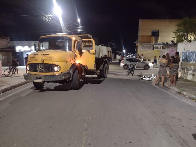 Mulher morre após acidente entre caminhão e moto no bairro Rosa Elze, em São Cristóvão