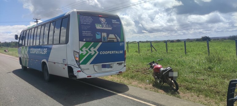 Motociclista colide com ônibus intermunicipal na SE-230