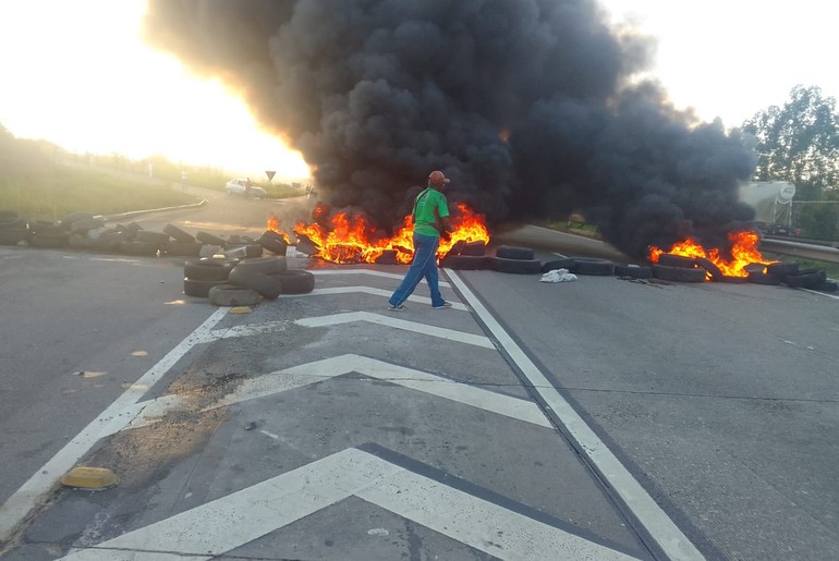 Manifestantes fecham rodovia e demandam restauração da SE-255; VÍDEO