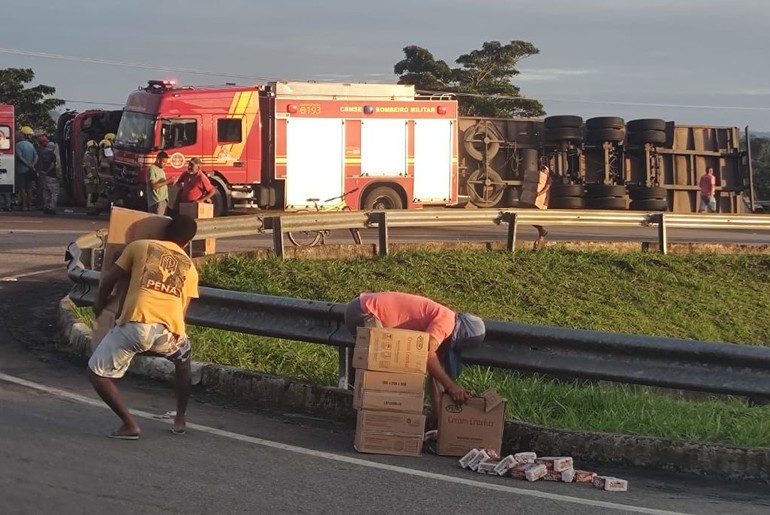 Carreta tomba na BR-101 em Estância e carga é saqueada por populares