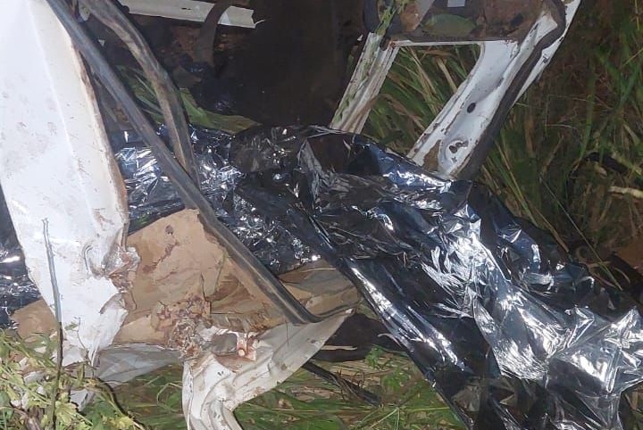 Uma pessoa morre e duas ficam feridas após carro capotar em Canindé de São Francisco