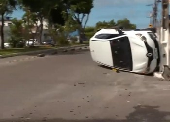 Carro capota em acidente em cruzamento da Zona Norte de Aracaju; VÍDEO