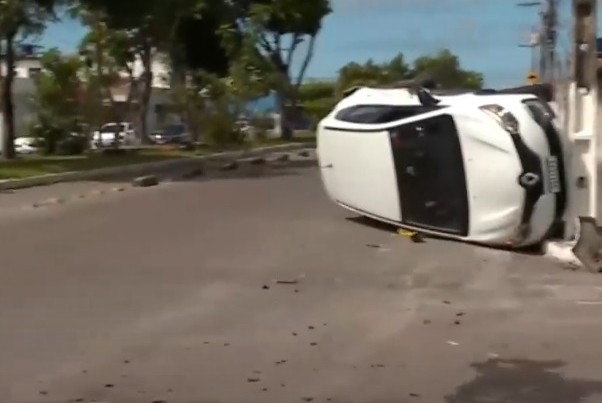 Carro capota em acidente em cruzamento da Zona Norte de Aracaju; VÍDEO