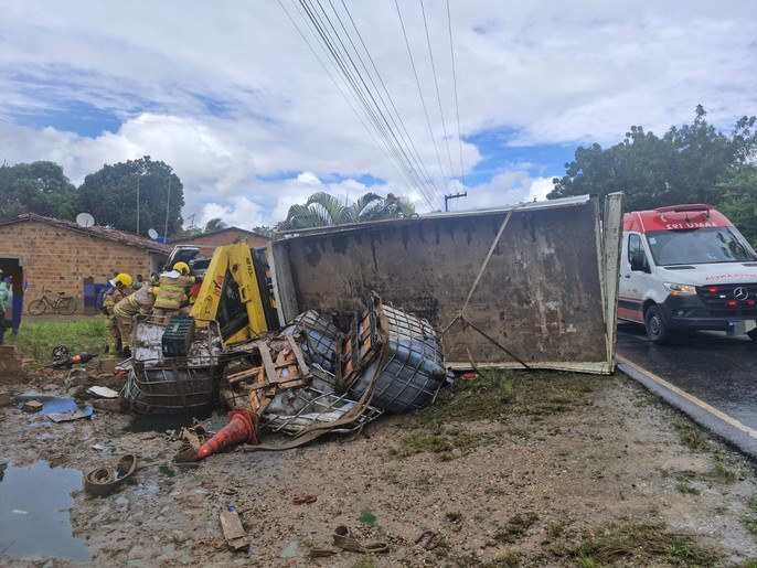 Motorista fica ferido após caminhão tombar e atingir residência em Itaporanga D’Ajuda