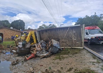 Motorista fica ferido após caminhão tombar e atingir residência em Itaporanga D’Ajuda