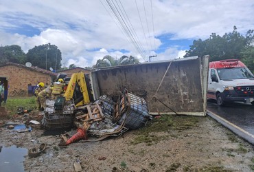 Motorista fica ferido após caminhão tombar e atingir residência em Itaporanga D’Ajuda