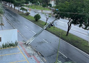 Colisão com poste causa interrupção de energia na Avenida Santos Santana, em Aracaju
