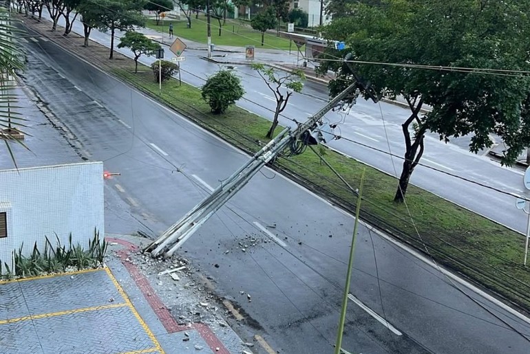 Colisão com poste causa interrupção de energia na Avenida Santos Santana, em Aracaju