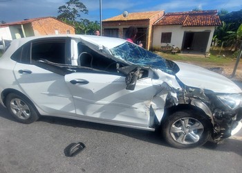 Colisão traseira entre carro e caminhão deixa uma pessoa ferida na rodovia SE-100, em Indiaroba