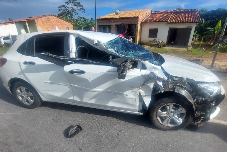 Colisão traseira entre carro e caminhão deixa uma pessoa ferida na rodovia SE-100, em Indiaroba