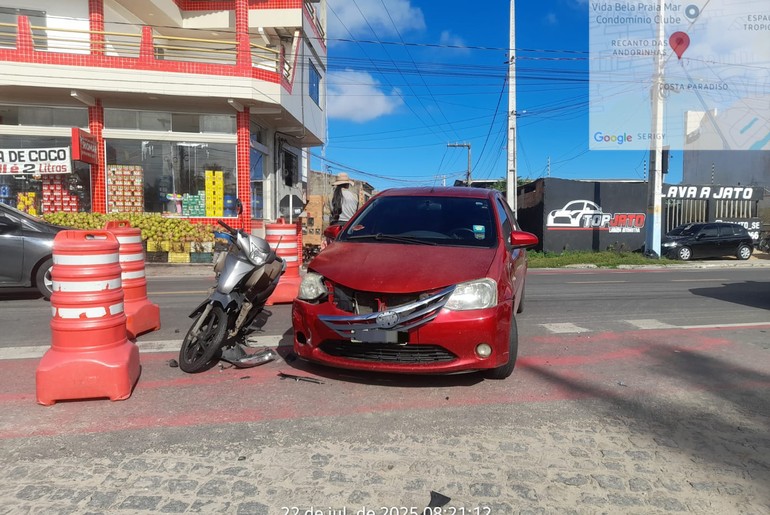 Colisão entre carro e motoneta registrada na SE-100, na Barra dos Coqueiros