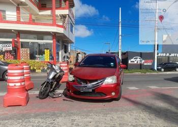 Colisão entre carro e motocicleta deixa duas pessoas feridas em Barra dos Coqueiros