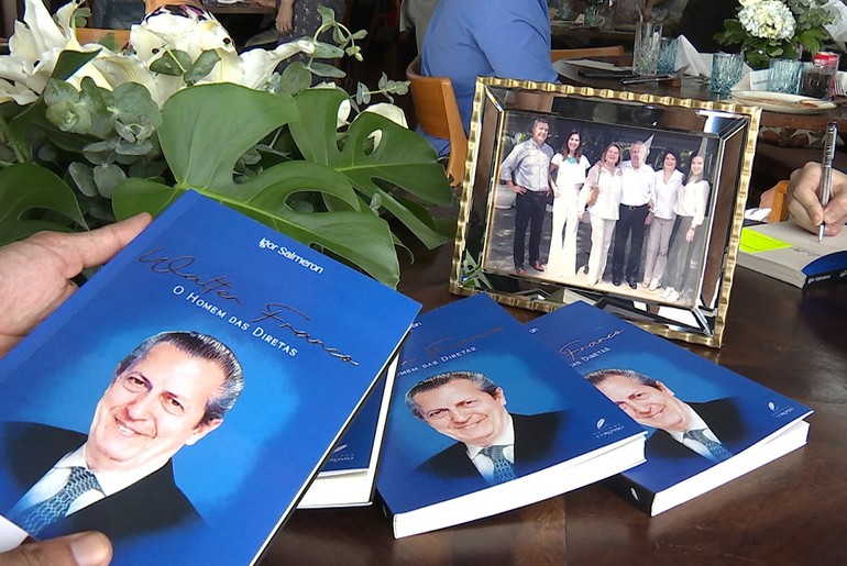 "Continua cada vez mais forte", diz Walter Franco sobre compromisso com a democracia durante lançamento do livro 'O Homem das Diretas'