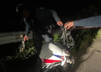 Motocicleta colide com mureta na SE-200 e passageira morre no local