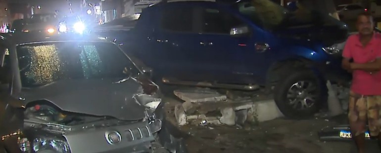 Carro colide com poste após batida na Zona Norte de Aracaju