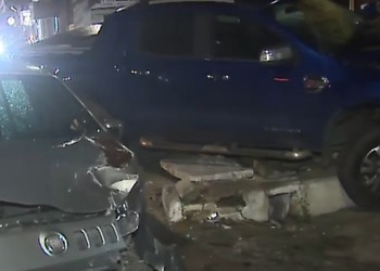 Carro colide com poste após batida na Zona Norte de Aracaju