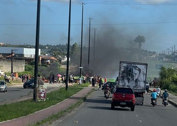 Moradores protestam na avenida Lauro Porto por melhoria em serviços públicos em loteamentos de Socorro