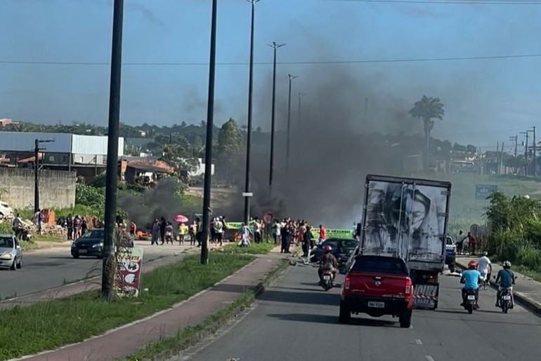 Moradores protestam na avenida Lauro Porto por melhoria em serviços públicos em loteamentos de Socorro