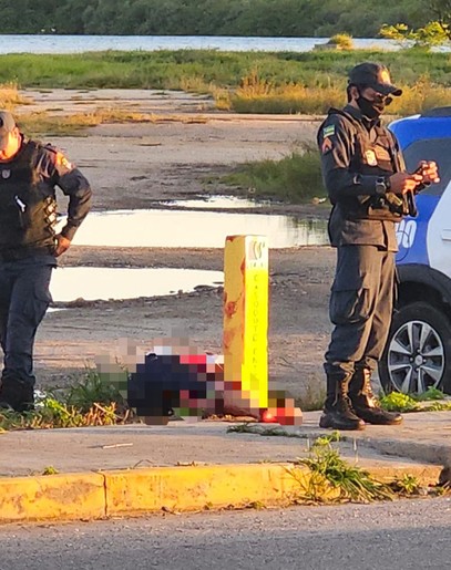 Homem é morto a facadas durante assalto na Coroa do Meio; suspeito é preso após perseguição