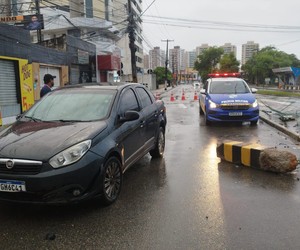 Motorista embriagado bate carro em poste na Hermes Fontes, em Aracaju
