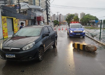 Motorista embriagado bate carro em poste na Hermes Fontes, em Aracaju