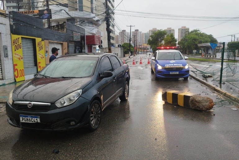 Motorista embriagado bate carro em poste na Hermes Fontes, em Aracaju