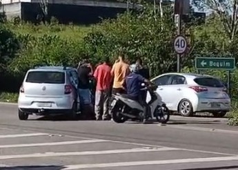 VÍDEO: Mulher grávida e motociclista ficam feridos em acidente na BR-101 em Estância