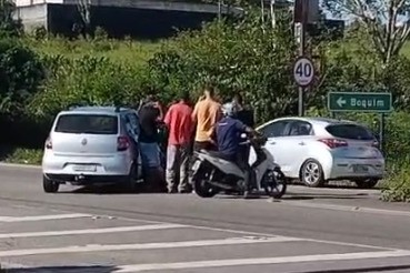 VÍDEO: Mulher grávida e motociclista ficam feridos em acidente na BR-101 em Estância
