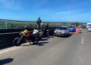 Acidente entre duas motos e um carro deixa dois feridos na ponte da Barra dos Coqueiros