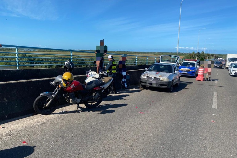 Acidente entre duas motos e um carro deixa dois feridos na ponte da Barra dos Coqueiros