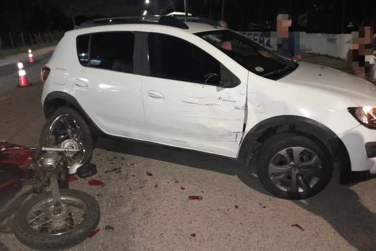 Colisão entre moto e carro deixa dois feridos na Rodovia SE-050, em Aracaju