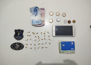 Mulher é presa por tráfico de drogas na Praça dos Três Poderes, em Aracaju