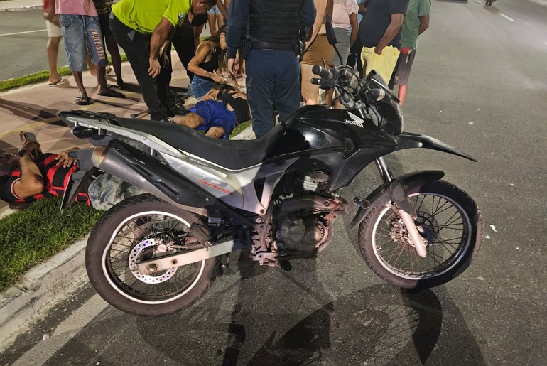Colisão entre carro e bicicleta deixa dois feridos na Avenida Marcelo Déda