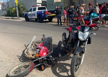 Colisão transversal entre duas motos deixa motociclista ferido em Simão Dias