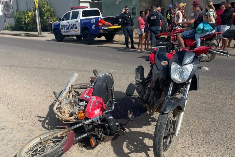 Colisão transversal entre duas motos deixa motociclista ferido em Simão Dias